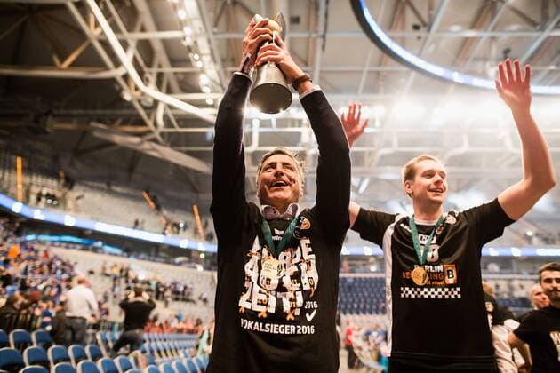 Mannheim, Deutschland, 28.02.2016: Volleyball DVV Pokalfinale 2016 - Finale der Männer Maenner - TV Ingersoll Bühl Buehl - Berlin Recycling Volleys. Die BR Volleys gewinnen den DVV Pokal. Manager Kaweh Niroomand (BR Volleys) und Sebastian Kühner Kuehner (BR Volleys 20) jubeln mit Pokal.