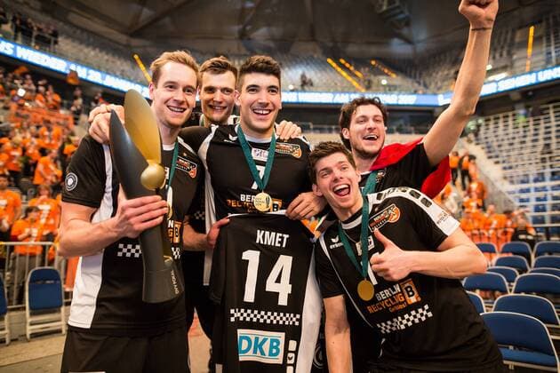 Mannheim, Deutschland, 28.02.2016: Volleyball DVV Pokalfinale 2016 - Finale der Männer Maenner - TV Ingersoll Bühl Buehl - Berlin Recycling Volleys. Die BR Volleys gewinnen den DVV Pokal. Jubel mit Pokal v.li. Sebastian Kühner Kuehner (BR Volleys 20), Robert Kromm (BR Volleys 3), Nicolas Le Goff (BR Volleys 7), Tomas Kmet (BR Volleys 14), Tsimafei Zhukouski (BR Volleys 11), Francesco De Marchi (BR Volleys 18)