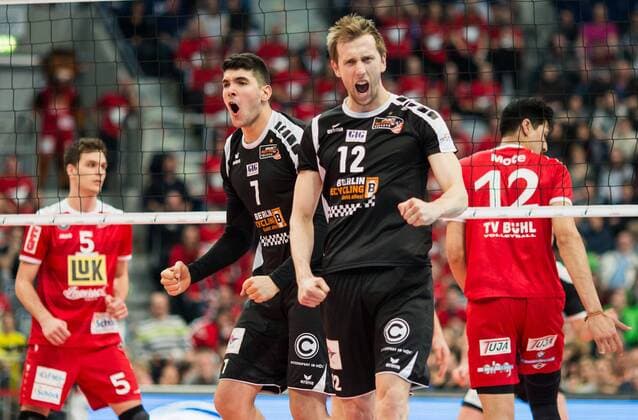 Mannheim, Deutschland, 28.02.2016: Volleyball DVV Pokalfinale 2016 - Finale der Männer Maenner - TV Ingersoll Bühl Buehl - Berlin Recycling Volleys. Die BR Volleys gewinnen den DVV Pokal. Jubel Nicolas Le Goff (BR Volleys 7), Paul Carroll (BR Volleys 12)