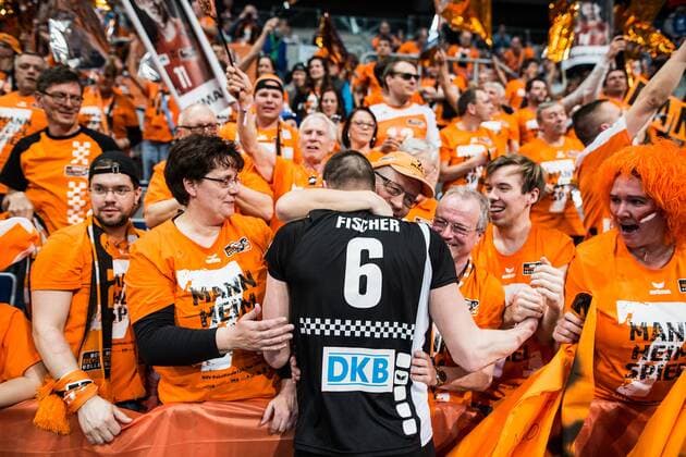 Mannheim, Deutschland, 28.02.2016: Volleyball DVV Pokalfinale 2016 - Finale der Männer Maenner - TV Ingersoll Bühl Buehl - Berlin Recycling Volleys. Die BR Volleys gewinnen den DVV Pokal. Fans herzigen Felix Fischer (BR Volleys 6)