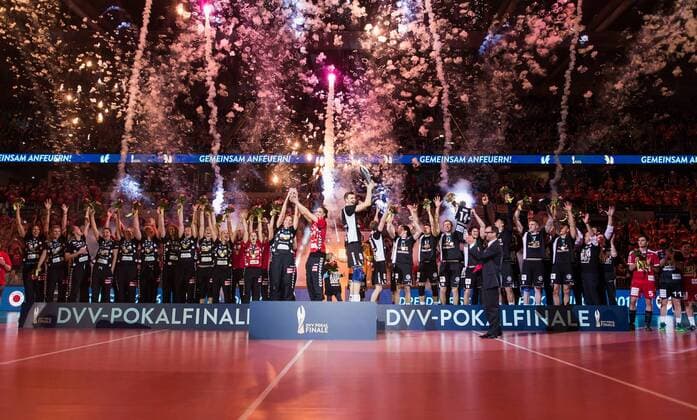 Mannheim, Deutschland, 28.02.2016: Volleyball DVV Pokalfinale 2016 - Finale der Männer Maenner - TV Ingersoll Bühl Buehl - Berlin Recycling Volleys. Siegerehrung Dresdener Sportclub und BR Volleys gewinnen DVV Pokal