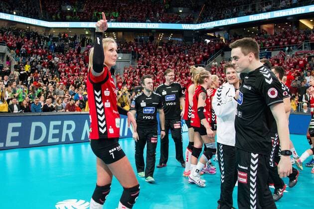 Mannheim Jubel Laura Dijkema ( 7 Dresdner SC) und Till Mueller (Scout Statistiker Dresdner SC); Volleyball DVV-Pokalfinale 2016, SAP-Arena, Mannheim Deutschland, 20160228; Finale Damen: Allianz MTV Stuttgart vs Dresdner SC Copyright: Wuechner Eibner-Pressefoto EP_NWR