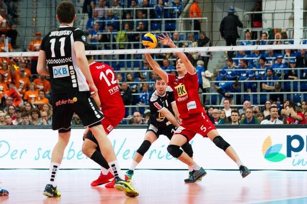 Mannheim Annahme David Sossenheimer ( 5 TV Ingersoll Buehl); Volleyball DVV-Pokalfinale 2016, SAP-Arena, Mannheim Deutschland, 20160228; Finale Herren: TV Ingersoll Buehl vs Berlin Recycling Volleys Copyright: Wuechner Eibner-Pressefoto EP_NWR