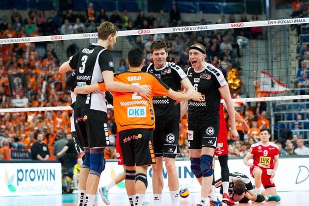 Mannheim Jubel Tsimafei Zhukouski ( 11 Berlin Recycling Volleys), und Felix Fischer ( 6 Berlin Recycling Volleys); Volleyball DVV-Pokalfinale 2016, SAP-Arena, Mannheim Deutschland, 20160228; Finale Herren: TV Ingersoll Buehl vs Berlin Recycling Volleys Copyright: Wuechner Eibner-Pressefoto EP_NWR