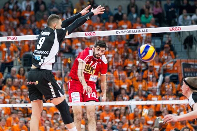 Mannheim Angriff Peter James Russell ( 14 TV Ingersoll Buehl) - Block Paul Lotman ( 9 Berlin Recycling Volleys); Volleyball DVV-Pokalfinale 2016, SAP-Arena, Mannheim Deutschland, 20160228; Finale Herren: TV Ingersoll Buehl vs Berlin Recycling Volleys Copyright: Wuechner Eibner-Pressefoto EP_NWR