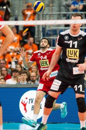 Mannheim Anwurf Aufschlag Peter James Russell ( 14 TV Ingersoll Buehl); Volleyball DVV-Pokalfinale 2016, SAP-Arena, Mannheim Deutschland, 20160228; Finale Herren: TV Ingersoll Buehl vs Berlin Recycling Volleys Copyright: Wuechner Eibner-Pressefoto EP_NWR