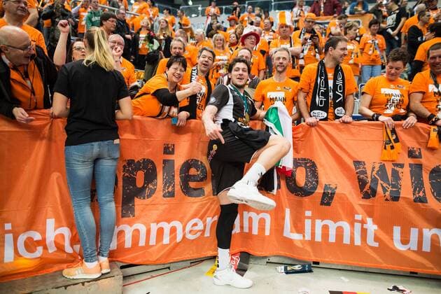 Mannheim, Deutschland, 28.02.2016: Volleyball DVV Pokalfinale 2016 - Finale der Männer Maenner - TV Ingersoll Bühl Buehl - Berlin Recycling Volleys. Die BR Volleys gewinnen den DVV Pokal 2016. Francesco De Marchi (BR Volleys 18) jubelt nach dem Spiel mit den Fans.