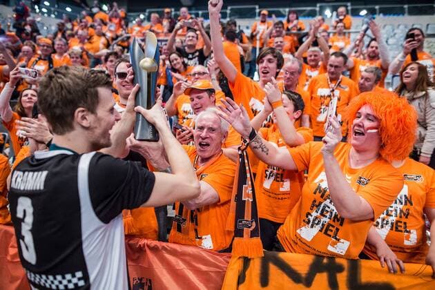 Mannheim, Deutschland, 28.02.2016: Volleyball DVV Pokalfinale 2016 - Finale der Männer Maenner - TV Ingersoll Bühl Buehl - Berlin Recycling Volleys. Die BR Volleys gewinnen den DVV Pokal 2016. Robert Kromm (BR Volleys 3) jubelt nach dem Spiel mit den Fans.