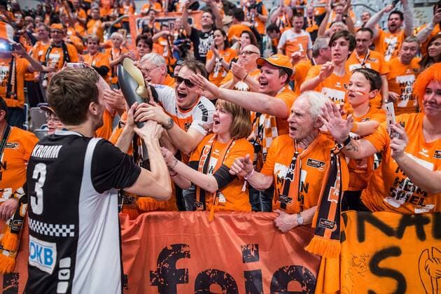 Mannheim, Deutschland, 28.02.2016: Volleyball DVV Pokalfinale 2016 - Finale der Männer Maenner - TV Ingersoll Bühl Buehl - Berlin Recycling Volleys. Die BR Volleys gewinnen den DVV Pokal 2016. Robert Kromm (BR Volleys 3) jubelt nach dem Spiel mit den Fans.