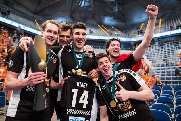 Mannheim, Deutschland, 28.02.2016: Volleyball DVV Pokalfinale 2016 - Finale der Männer Maenner - TV Ingersoll Bühl Buehl - Berlin Recycling Volleys. Die BR Volleys gewinnen den DVV Pokal 2016. Jubel mit Pokal Sebastian Kühner Kuehner (BR Volleys 20), Robert Kromm (BR Volleys 3), Nicolas Le Goff (BR Volleys 7), Tomas Kmet (BR Volleys 14), Tsimafei Zhukouski (BR Volleys 11), Francesco De Marchi (BR Volleys 18)