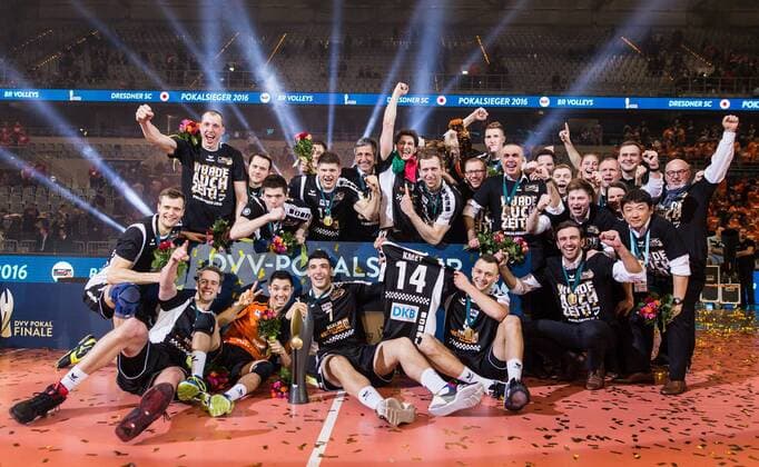 Mannheim, Deutschland, 28.02.2016: Volleyball DVV Pokalfinale 2016 - Finale der Männer Maenner - TV Ingersoll Bühl Buehl - Berlin Recycling Volleys. Die BR Volleys gewinnen den DVV Pokal 2016. Siegerfoto mit Pokal.