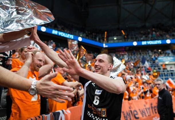 Mannheim, Deutschland, 28.02.2016: Volleyball DVV Pokalfinale 2016 - Finale der Männer Maenner - TV Ingersoll Bühl Buehl - Berlin Recycling Volleys. Die BR Volleys gewinnen den DVV Pokal 2016. Felix Fischer (BR Volleys 6) jubelt nach dem Spiel mit den Fans.