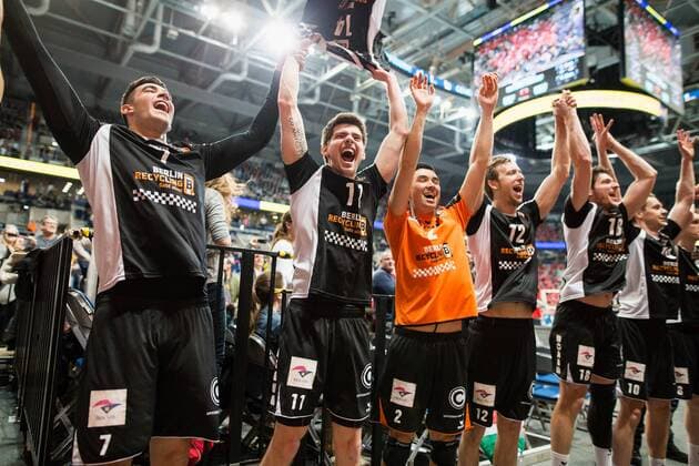 Mannheim, Deutschland, 28.02.2016: Volleyball DVV Pokalfinale 2016 - Finale der Männer Maenner - TV Ingersoll Bühl Buehl - Berlin Recycling Volleys. Die BR Volleys gewinnen den DVV Pokal 2016. Jubel mit den Fans v.li. Nicolas Le Goff (BR Volleys 7), Tsimafei Zhukouski (BR Volleys 11), Erik Shoji (BR Volleys 2), Paul Carroll (BR Volleys 12), Francesco De Marchi (BR Volleys 18), Sebastian Kühner Kuehner (BR Volleys 20)