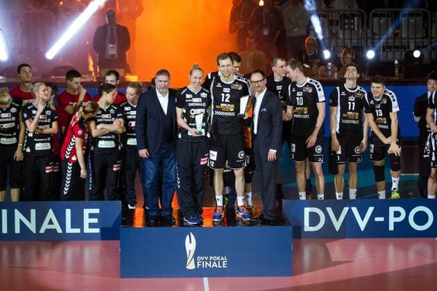 Mannheim MVP Michelle Bartsch ( 15 Dresdner SC) und Paul Carroll ( 12 Berlin Recycling Volleys); Volleyball DVV-Pokalfinale 2016, SAP-Arena, Mannheim Deutschland, 20160228; Finale Herren: TV Ingersoll Buehl vs Berlin Recycling Volleys Copyright: Wuechner Eibner-Pressefoto EP_NWR