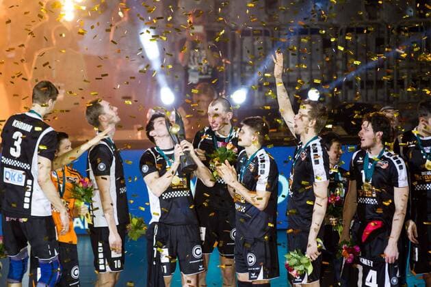 Mannheim Jubel Berlin Tsimafei Zhukouski ( 11 Berlin Recycling Volleys) mit dem Pokal; Volleyball DVV-Pokalfinale 2016, SAP-Arena, Mannheim Deutschland, 20160228; Finale Herren: TV Ingersoll Buehl vs Berlin Recycling Volleys Copyright: Wuechner Eibner-Pressefoto EP_NWR