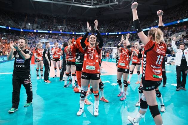 Mannheim, Deutschland, 28.02.2016: Volleyball DVV Pokalfinale 2016 - Finale der Frauen - Allianz MTV Stuttgart - Dresdner SC. Jubel nach dem Spiel Lisa Izquierdo-Mocasqui (Dresden 13), Katharina Schwabe (Dresden 16)