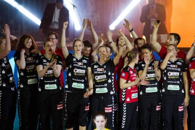 Mannheim Jubel Dresden: Louisa Lippmann ( 8 Dresdner SC) und Mareike Hindriksen ( 1 Dresdner SC) in der MItte; Volleyball DVV-Pokalfinale 2016, SAP-Arena, Mannheim Deutschland, 20160228; Finale Herren: TV Ingersoll Buehl vs Berlin Recycling Volleys Copyright: Wuechner Eibner-Pressefoto EP_NWR