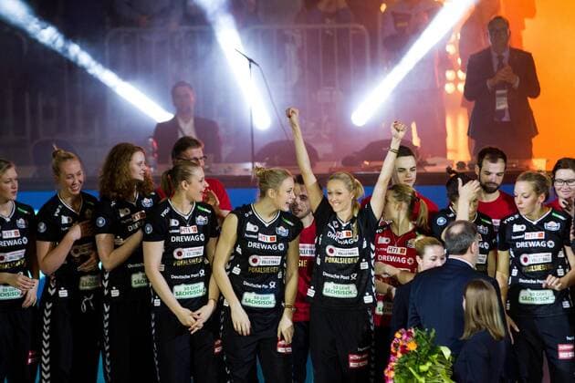 Mannheim Mareike Hindriksen ( 1 Dresdner SC) mit den Haenden im Himmel; Volleyball DVV-Pokalfinale 2016, SAP-Arena, Mannheim Deutschland, 20160228; Finale Herren: TV Ingersoll Buehl vs Berlin Recycling Volleys Copyright: Wuechner Eibner-Pressefoto EP_NWR