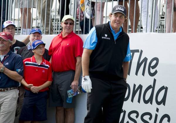28 February 2016: Phil Mickelson smiles he prepares to hit his ball out of the gallery at the 18th hole during the final round of the Honda Classic at the PGA Golf Herren National Resort & Spa in Palm Beach Gardens, FL. (Photo by Doug Murray Icon Sportswire) GOLF: FEB 28 PGA - The Honda Classic - Final Round Icon796160228006 EDITORIAL USE ONLY