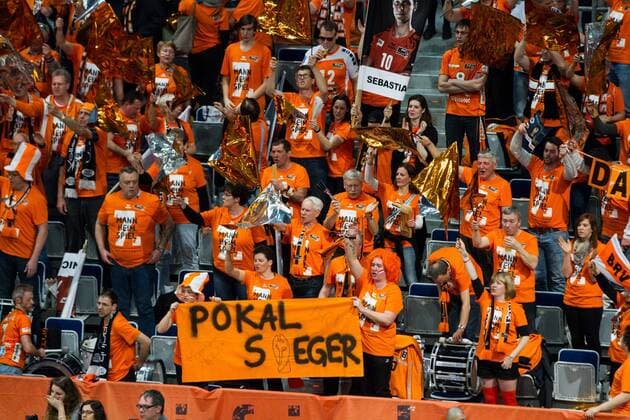 Mannheim Berliner Fans bejubeln der Sieg; Volleyball DVV-Pokalfinale 2016, SAP-Arena, Mannheim Deutschland, 20160228; Finale Herren: TV Ingersoll Buehl vs Berlin Recycling Volleys Copyright: Wuechner Eibner-Pressefoto EP_NWR
