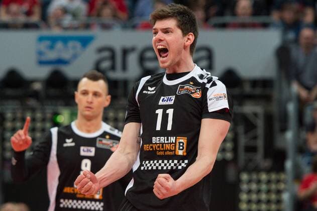 28.02.2016, SAP Arena, Mannheim Volleyball, DVV-Pokal Finale, TV Ingersoll Bühl Buehl vs. Berlin Recycling Volleys Jubel Paul Lotman ( 9 Berlin), Tsimafei Zhukouski ( 11 Berlin)