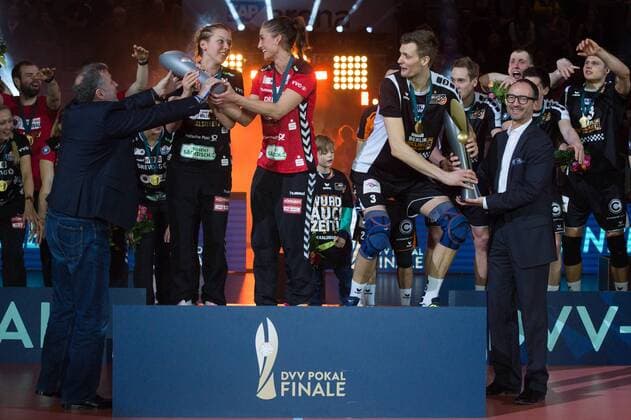 28.02.2016, SAP Arena, Mannheim Volleyball, DVV-Pokal Finale, Siegerehrung Katharina Schwabe ( 16 Dresden), Myrthe Schoot ( 9 Dresden) erhalten Pokal von Michael Evers (Präsident Praesident Volleyball Bundesliga VBL) Robert Kromm ( 3 Berlin) erhaelt Pokal von Thomas Krohne (Präsident Praesident Deutscher Volleyball Verband DVV)