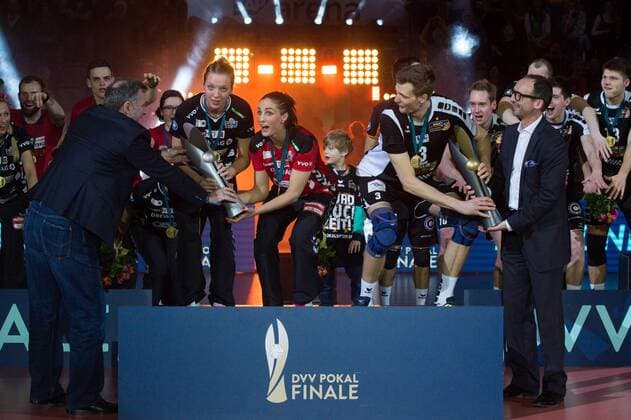 28.02.2016, SAP Arena, Mannheim Volleyball, DVV-Pokal Finale, Siegerehrung Katharina Schwabe ( 16 Dresden), Myrthe Schoot ( 9 Dresden) erhalten Pokal von Michael Evers (Präsident Praesident Volleyball Bundesliga VBL) Robert Kromm ( 3 Berlin) erhaelt Pokal von Thomas Krohne (Präsident Praesident Deutscher Volleyball Verband DVV)