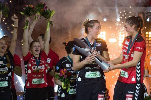 28.02.2016, SAP Arena, Mannheim Volleyball, DVV-Pokal Finale, Siegerehrung Katharina Schwabe ( 16 Dresden), Myrthe Schoot ( 9 Dresden) mit Pokal Trophy