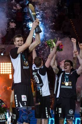 28.02.2016, SAP Arena, Mannheim Volleyball, DVV-Pokal Finale, Siegerehrung Robert Kromm ( 3 Berlin) mit Pokal Trophy