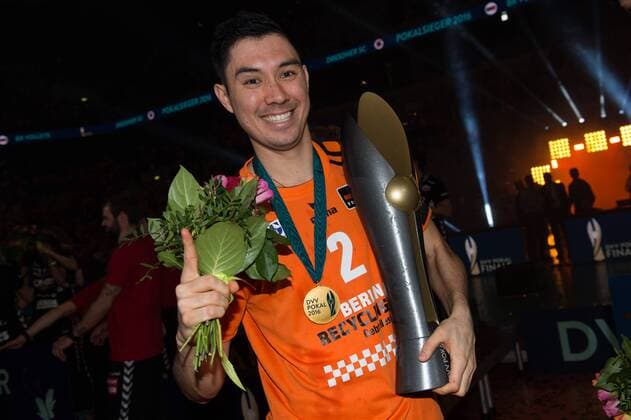 28.02.2016, SAP Arena, Mannheim Volleyball, DVV-Pokal Finale, Siegerehrung Erik Shoji ( 2 Berlin) mit Pokal Trophy