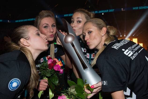 28.02.2016, SAP Arena, Mannheim Volleyball, DVV-Pokal Finale, Siegerehrung Jennifer Cross ( 12 Dresden), Laura Dijkema ( 7 Dresden), Louisa Lippmann ( 8 Dresden), Mareike Hindriksen ( 1 Dresdner SC) mit Pokal Trophy