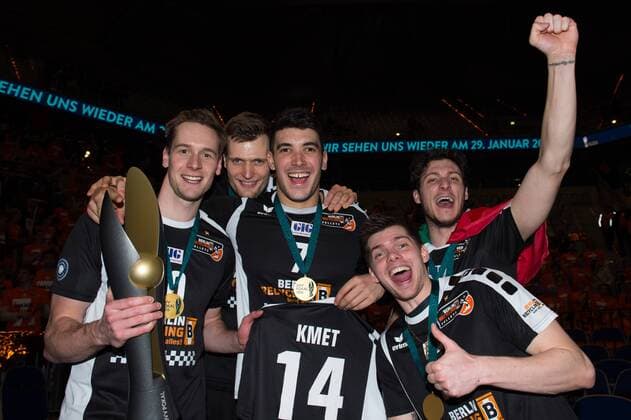 28.02.2016, SAP Arena, Mannheim Volleyball, DVV-Pokal Finale, Siegerehrung Sebastian Kühner Kuehner ( 10 Berlin), Robert Kromm ( 3 Berlin), Tomas Kmet ( 14 Berlin), Tsimafei Zhukouski ( 11 Berlin), Francesco de Marchi ( 18 Berlin) mit Trikot Tomas Kmet ( 14 Berlin)