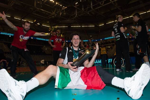 28.02.2016, SAP Arena, Mannheim Volleyball, DVV-Pokal Finale, Siegerehrung Francesco de Marchi ( 18 Berlin) mit Pokal Trophy
