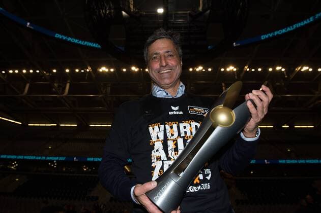 28.02.2016, SAP Arena, Mannheim Volleyball, DVV-Pokal Finale, Siegerehrung Kaweh Niroomand (Manager Berlin) mit Pokal Trophy