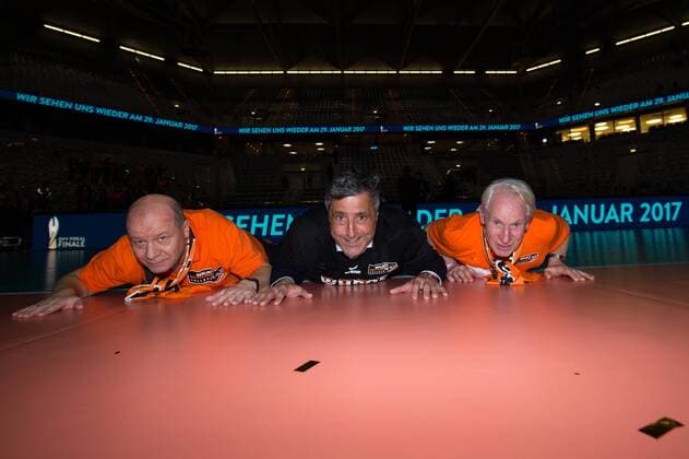 28.02.2016, SAP Arena, Mannheim Volleyball, DVV-Pokal Finale, TV Ingersoll Bühl Buehl vs. Berlin Recycling Volleys Bernd Paul (Fanklub Berlin), Kaweh Niroomand (Manager Berlin), Günter Trotz (Ex-Geschaeftsfuehrer Berlin) kuessen den Hallenboden