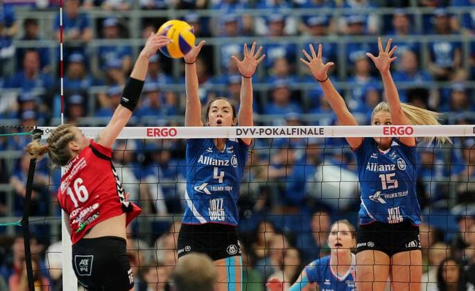 Mannheim Volleyball DVV-Pokalfinale Frauen Allianz MTV Stuttgart vs. Dresdner SC, v.l. Katharina Schwabe (Dresden), Valerie Nichol, Nichole Lindow (Stuttgart)