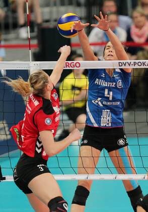 Mannheim Volleyball DVV-Pokalfinale Frauen Allianz MTV Stuttgart vs. Dresdner SC, v.l. Kristina Mikhailenko (Dresden), Valerie Nichol (Stuttgart)