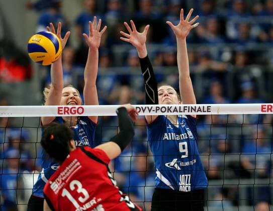 Mannheim Volleyball DVV-Pokalfinale Frauen Allianz MTV Stuttgart vs. Dresdner SC, v.l. Kaja Grobelna, Caroline Jarmoc (Stuttgart)
