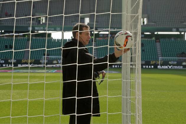 Aus 1. BL Saison 2015 16 VfL Wolfsburg gegen Bayern München 0:2 am 27.02.2016 in der VW Arena. Im Foto: Schiri Assi überprüft die neue Torlinientechnik per Funk
