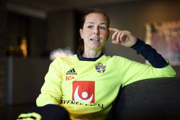 160229 Sveriges Lotta Schelin blir intervjuad innan en träning med det svenska damlandslaget i fotboll den 29 februari 2016 i Rotterdam.  Copyright: CARLxSANDIN BB160229CS039
