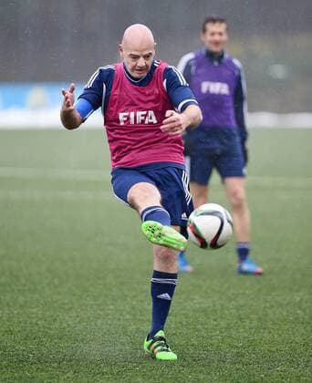 Fußball, Gianni Infantino besucht Südsudan Fussball International 29.02.2016 FIFA Praesident Gianni Infantino (Schweiz) am Ball, erster Tag im Home of Fifa 