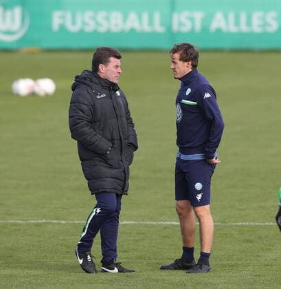 Einzelgespräch v.l. Headcoach Dieter Hecking (VfL Wolfsburg) und Max Kruse (VfL Wolfsburg)