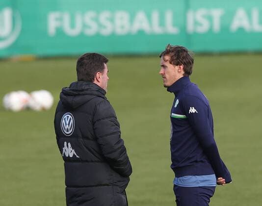 Einzelgespräch v.l. Headcoach Dieter Hecking (VfL Wolfsburg) und Max Kruse (VfL Wolfsburg)