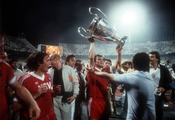 Hamburger SV, Europapokalsieger der Landesmeister 1983 - Felix Magath präsentiert die Trophäe