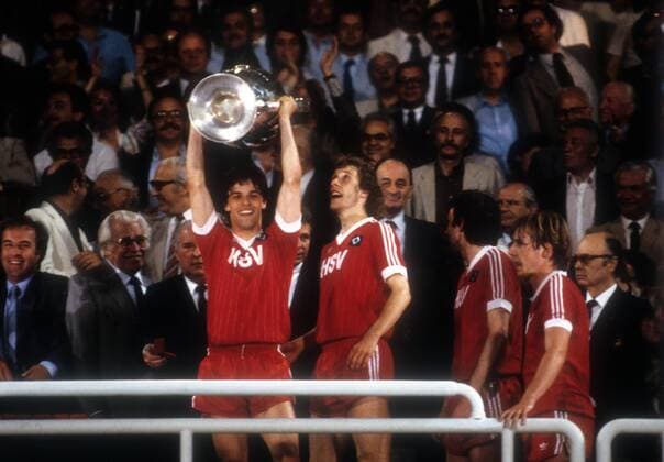 Hamburger SV, Europapokalsieger der Landesmeister 1983 - Jürgen Milewski präsentiert die Trophäe, daneben Wolfgang Rolff