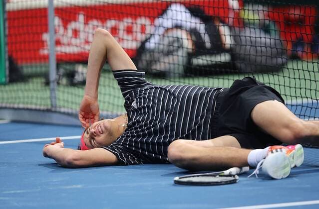 Themen der Woche SPORT Bilder des Tages - SPORT Training Davis Cup team germany, deutschland Alexander Zverev liegt verletzt am Boden, Verletzung Zverev