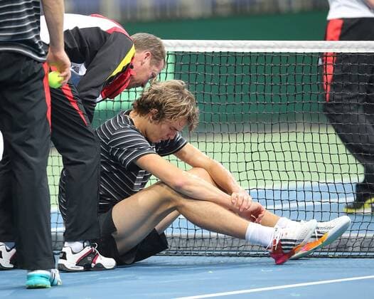 Training Davis Cup team germany, deutschland Alexander Zverev liegt verletzt am Boden, Verletzung Zverev