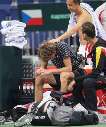 Training Davis Cup team germany, deutschland Verletzung Alexander Zverev (GER), Philipp Kohlschreiber troestet ihn