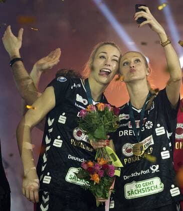 Volleyball, Damen, Saison 2015 2016, DVV Pokal Finale, Allianz MTV Stuttgart - Dresdner SC (DSC), Sonntag (28.02.2016), SAP Arena, Mannheim. Dresdens Louisa Lippmann (li.) und Mareike Hindriksen jubeln mit dem Pokal. RM001
