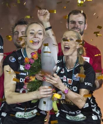 Volleyball, Damen, Saison 2015 2016, DVV Pokal Finale, Allianz MTV Stuttgart - Dresdner SC (DSC), Sonntag (28.02.2016), SAP Arena, Mannheim. Dresdens Louisa Lippmann (li.) und Mareike Hindriksen jubeln mit dem Pokal. RM001
